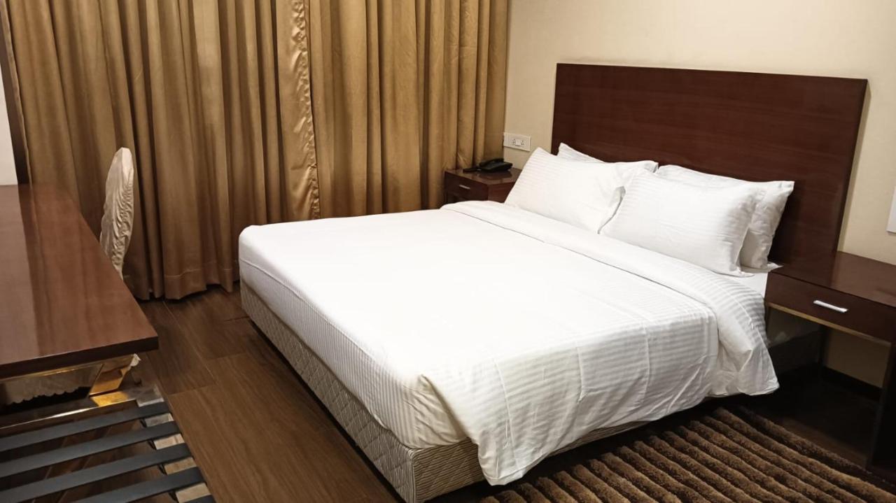 Layalee Grande Hotel Ченнаи Экстерьер фото